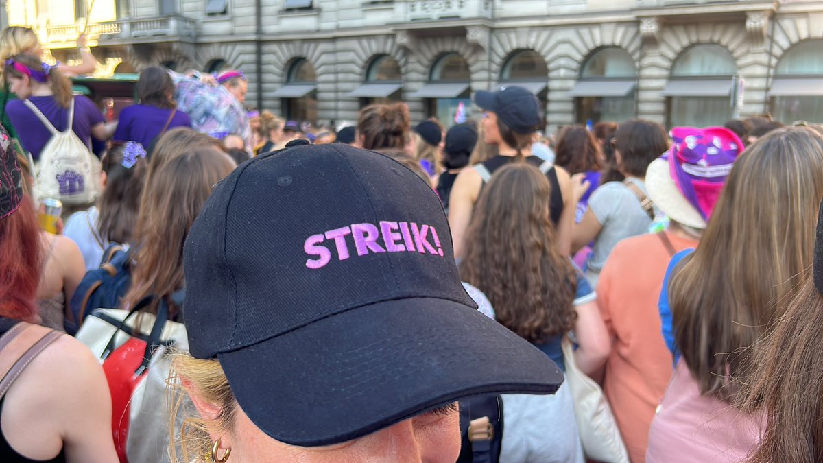 Medienfrauen, kommt auf den Bürkliplatz zur Ecke Nationalbank. Langsam gehts los! #journalistinnen #schweizermedien #medienfrauenstreik