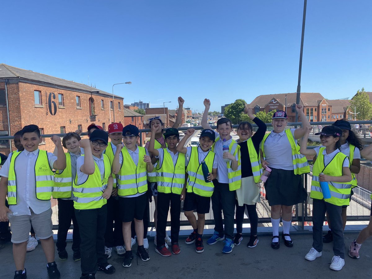 childrensuni's tweet photo. The children from @CollingwoodP_S loved their Ambassadors Trail in the sunshine. They visited statues of famous Hull ambassadors, found the smallest window in England and got a few honks from lorries going under Murdoch’a Connection.
#AmbassadorsofHull https://t.co/d4Cf7p55iP