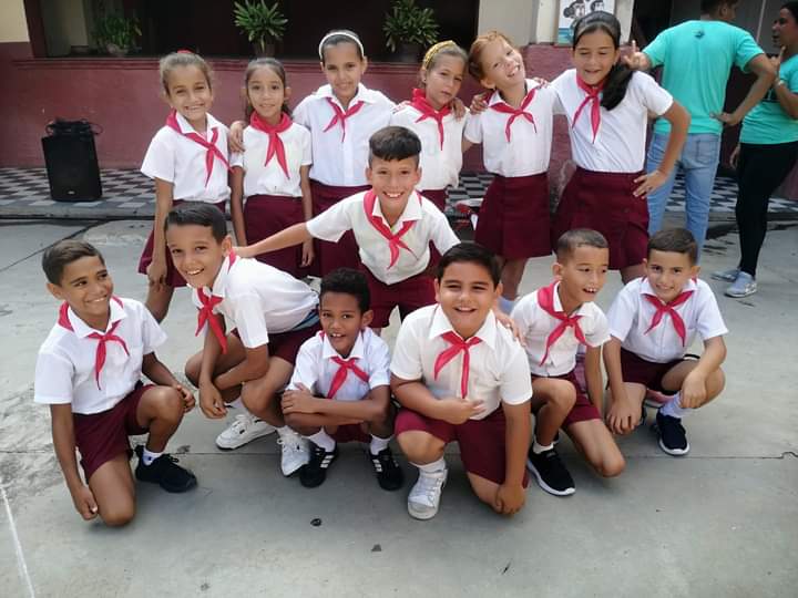 CamagueyDPE's tweet photo. Con estas bellas sonrisa recibieron los pioneros de tercer grado su pañoleta roja #EducadoresCamagueyanos https://t.co/EkdqHBeaz0