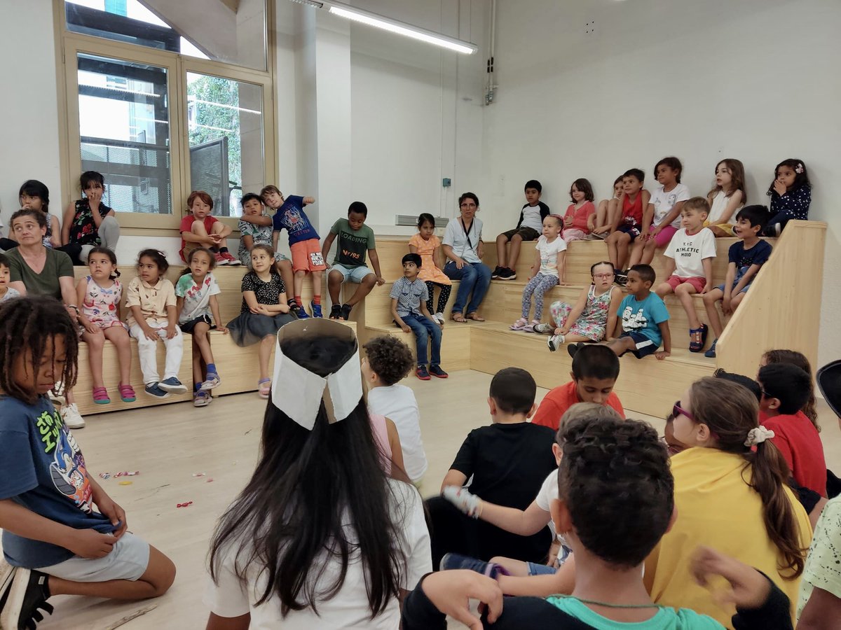 Representen el nostre conte "un dia qualsevol al bosc blau" fent servir el teatre i l'hem fet acompanyats dels nens i nenes d'I5 com a públic! #2ndeprimària <a href="/PictoEscritura/">PictoEscritura</a> <a href="/consorciedubcn/">Consorci d'Educació</a>