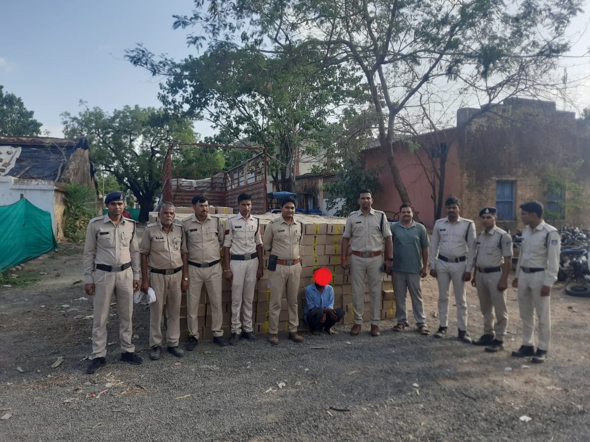 SpDewas's tweet photo. ➡ “नशामुक्त भारत पखवाड़ा अभियान” के तहत खातेगांव पुलिस की बडी कार्यवाही।
➡ खातेगांव पुलिस ने अवैध शराब परिवहन करते कुल 1183 पेटी अवैध देशी शराब पकडी गई।
➡ आयशर वाहन सहित 01 आरोपी गिरफ्तार।
➡ चार पाहिया वाहन सहित लगभग 𝟓𝟎 लाख रुपए का मश्रुका जप्‍त किया गया। https://t.co/x9Ipv7jsiO