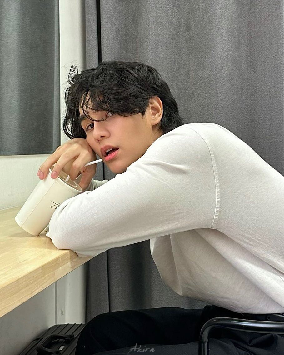 akiragns's tweet photo. i used to be a little kid then i woke up in this body, 𝐬𝐨𝐦𝐞 𝐝𝐚𝐲𝐬 𝐢𝐭 𝐡𝐮𝐫𝐭𝐬 𝐭𝐨 𝐠𝐫𝐨𝐰, some days it hurts to know that some things happen that i can't control. https://t.co/uTFcoxlYDq