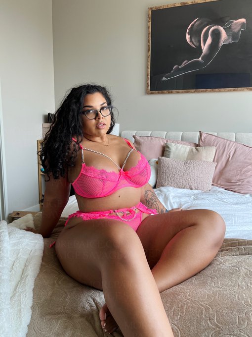 on Wednesday&rsquo;s we wear pink 💕  like this tweet if you love me in pink🤍 https://t.co/SCVPfPbqt3