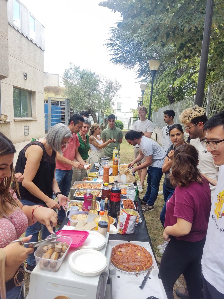 🔬 A delectable scientific feast in the laboratory! 🧪 It's time for a mind-blowing #LabLunch where flavors mix, tastes experiment, and gastronomic wonders are discovered. 🌮🧪   🥳 #ScienceSavoring #LunchtimeAdventures #GroupActivity