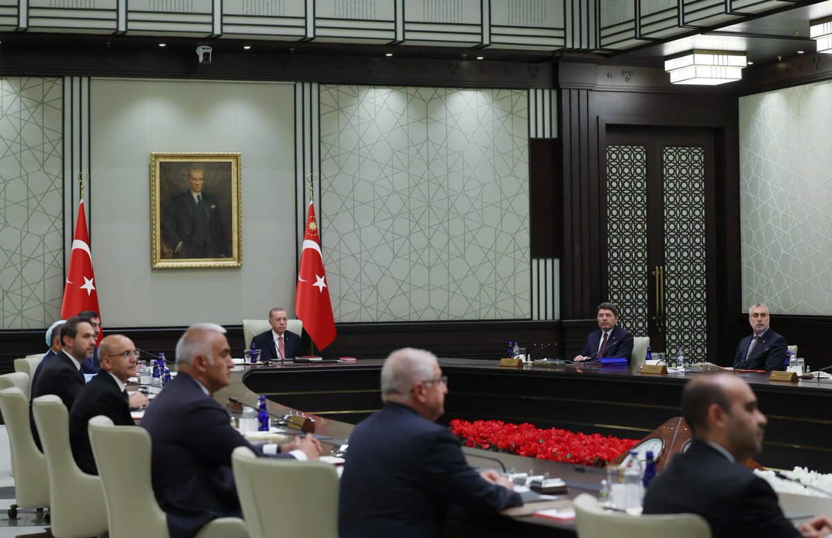 Cumhurbaşkanımız Recep Tayyip Erdoğan, Cumhurbaşkanlığı Külliyesi'nde Kabine Toplantısı'na başkanlık etti.