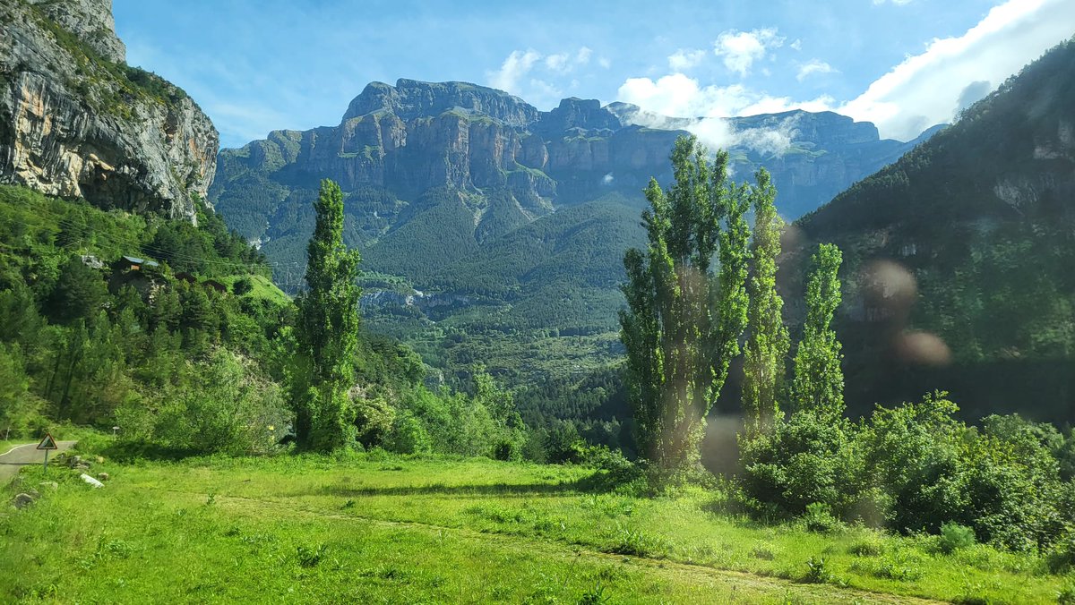 Dels dies 12 al 15 de juny, els alumnes de 4t d’ESO, acompanyats pels seus professors, estan fent el seu viatge de fi de curs a Jaca. Quatre dies intensos, de vacances merescudes, que ocuparan fent diferents activitats esportives enmig de la naturalesa, envoltats de verd i aigua.