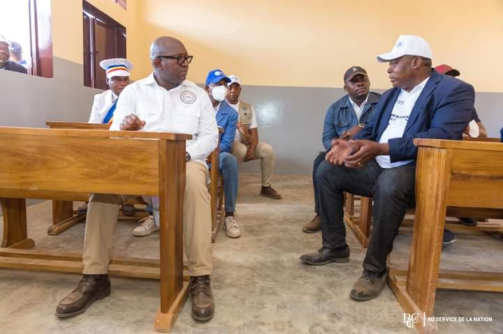 JKapitene's tweet photo. Mr MABI le DG de @BCeCoRDC et le PM SAMA LUKONDE ont fait le tour d la visite de Centre d Santé KIBUNDU et l' EP AKILI nouvellement #Construit #Assemblés et #Fabriquer par FATSHI BETON dans le Territoire de Kasenga dans le cadre de #PDL145T #ANFatshiBéton #Fatshi2024 2è mandat✌️ https://t.co/dmaVRocBA2
