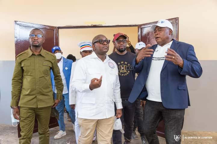 JKapitene's tweet photo. Mr MABI le DG de @BCeCoRDC et le PM SAMA LUKONDE ont fait le tour d la visite de Centre d Santé KIBUNDU et l' EP AKILI nouvellement #Construit #Assemblés et #Fabriquer par FATSHI BETON dans le Territoire de Kasenga dans le cadre de #PDL145T #ANFatshiBéton #Fatshi2024 2è mandat✌️ https://t.co/dmaVRocBA2