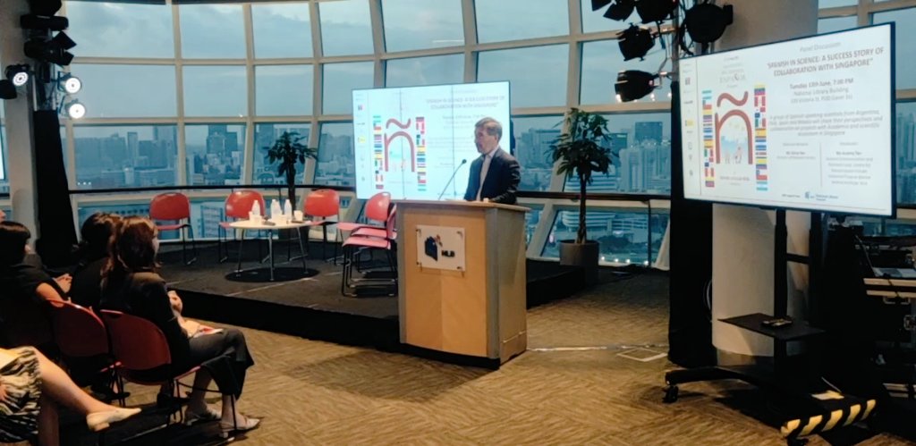 Chile_Singapur's tweet photo. A vibrant, meaningful panel "Spanish in Science: a success story of collaboration with 🇸🇬" took place yesterday.

Special thanks to Ms Alicia Yeo, Director @nlbsingapore for her remarks &amp; support; Ms Audrey Tan @NUSCNCS for her key role as moderator; &amp; the excellent panel: (1/2) https://t.co/MpgXDXfpfM
