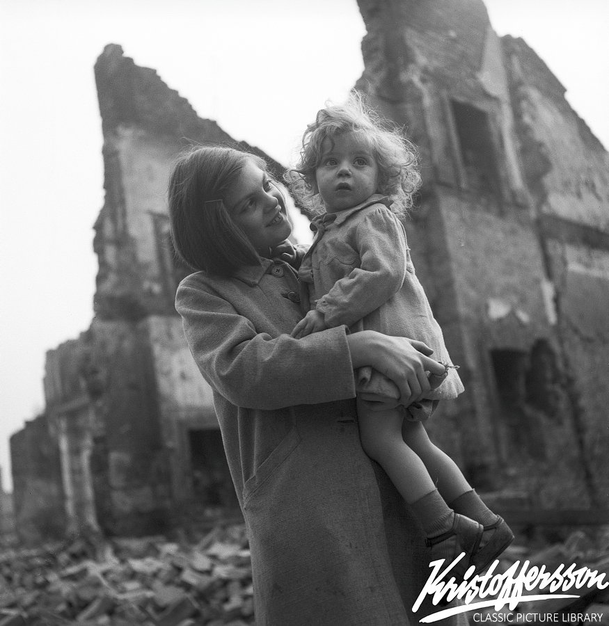 historyuntilnow's tweet photo. What a great FB-account to follow. The work of photographer Kristoffersson and the pictures he took in the autumn of 1945, just after World War II had ended.
The very intrestesting post-war era of Great Britain.

https://t.co/H7beX2w2lU

#postwar #England #UK #GreatBritain https://t.co/E8QLZSorpd