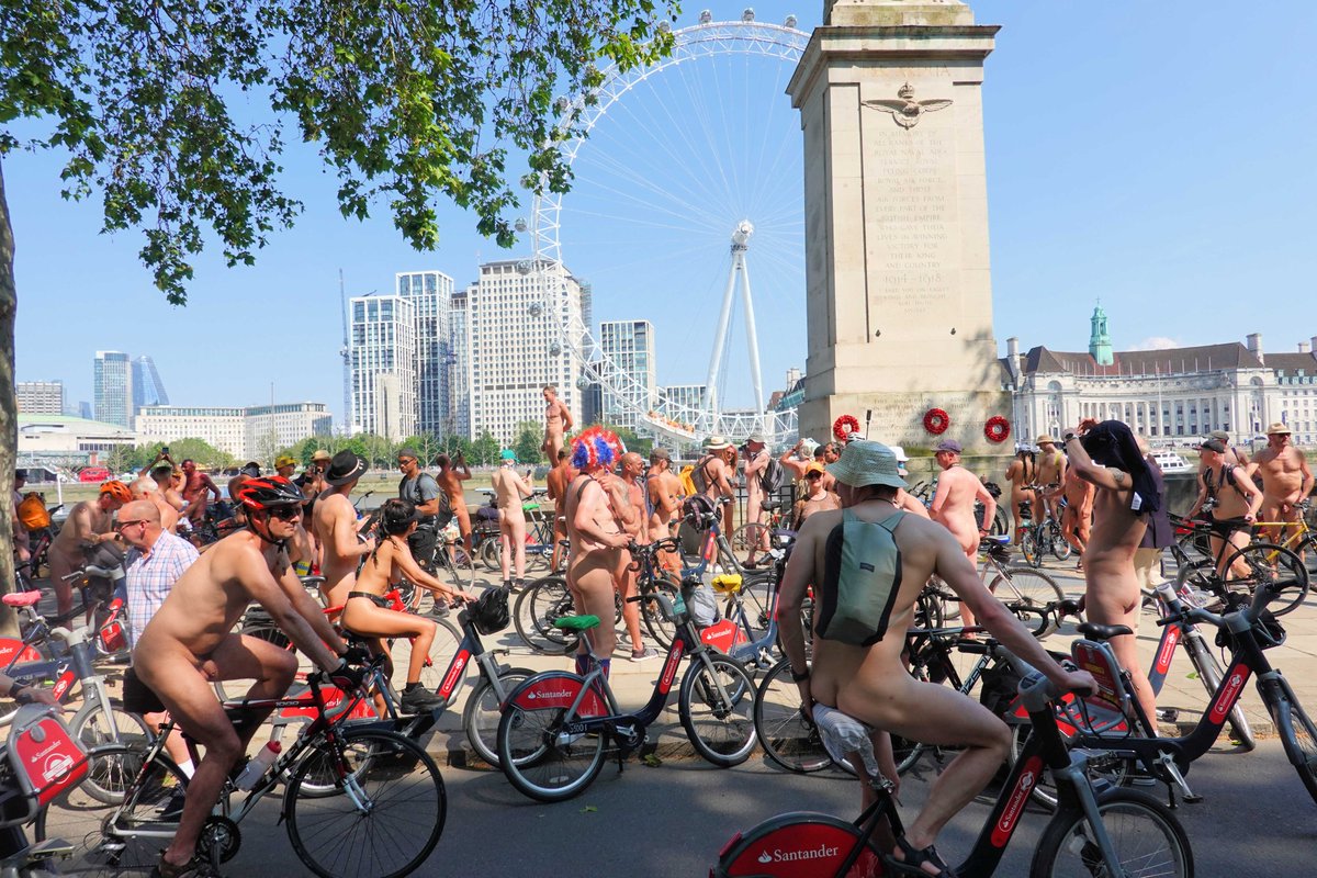 Unscheduled photo opportunity on the Embankment during WNBR London 2023. 
Photo by Michael Copperthite 
#WNBR #London #naked #BikeRide #Cycling #Protest #OilDependency #ClimateChange #CarCulture #BodyPositivity #BodyAcceptance