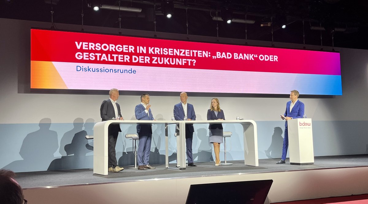 bdew_ev's tweet photo. Versorger in Krisenzeiten: „Bad Bank" oder Gestalter der Zukunft? Eine Diskussionsrunde auf dem #bdewk23 mit Leonhard Birnbaum @EON_Presse, @EON_SE_en, Martina Butz Stadtwerke Hanau, Christian Meyer-Hammerström Osterholzer Stadtwerke, Dirk Schmitz @BlackRockDE https://t.co/9zMUj2FIrJ