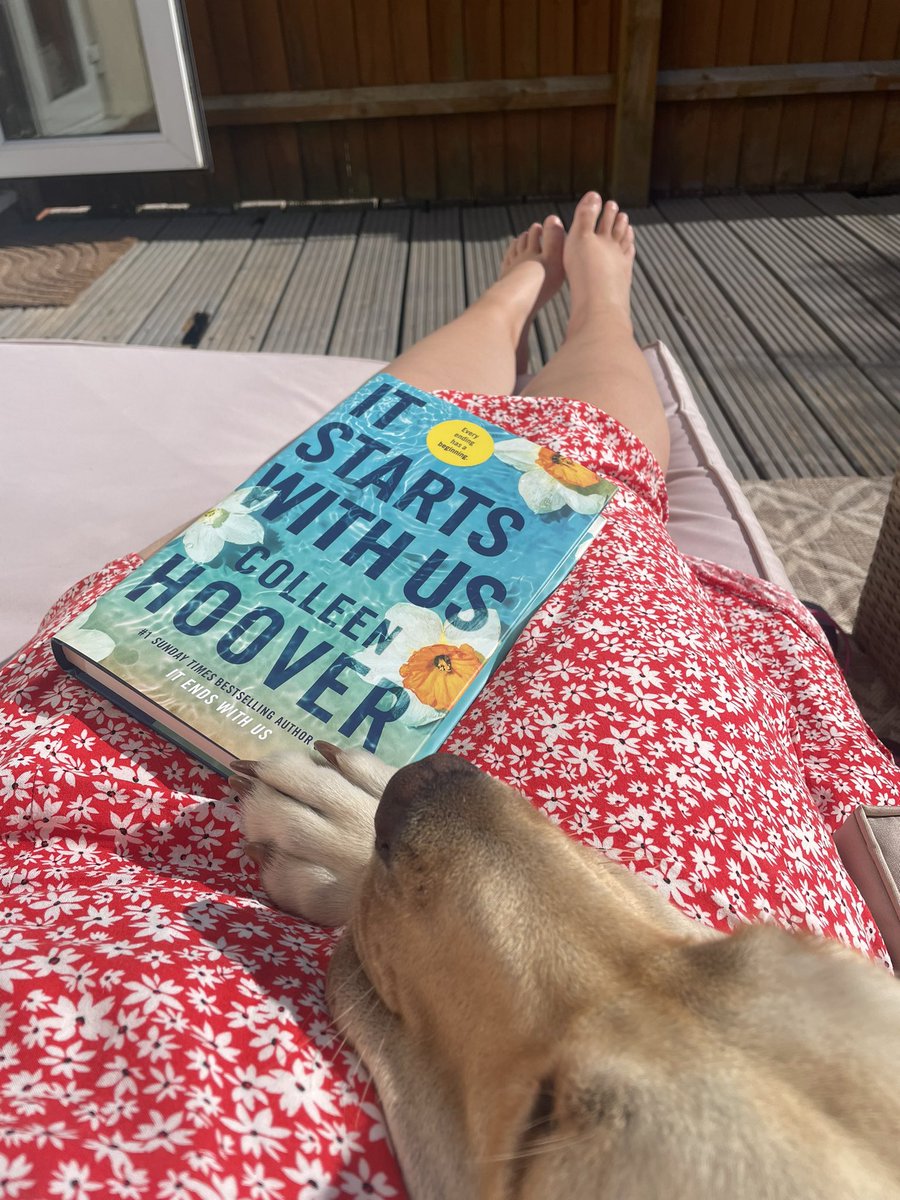 My idea of a paw-fect evening with Coline and <a href="/colleenhoover/">Colleen Hoover</a> ❤️💙