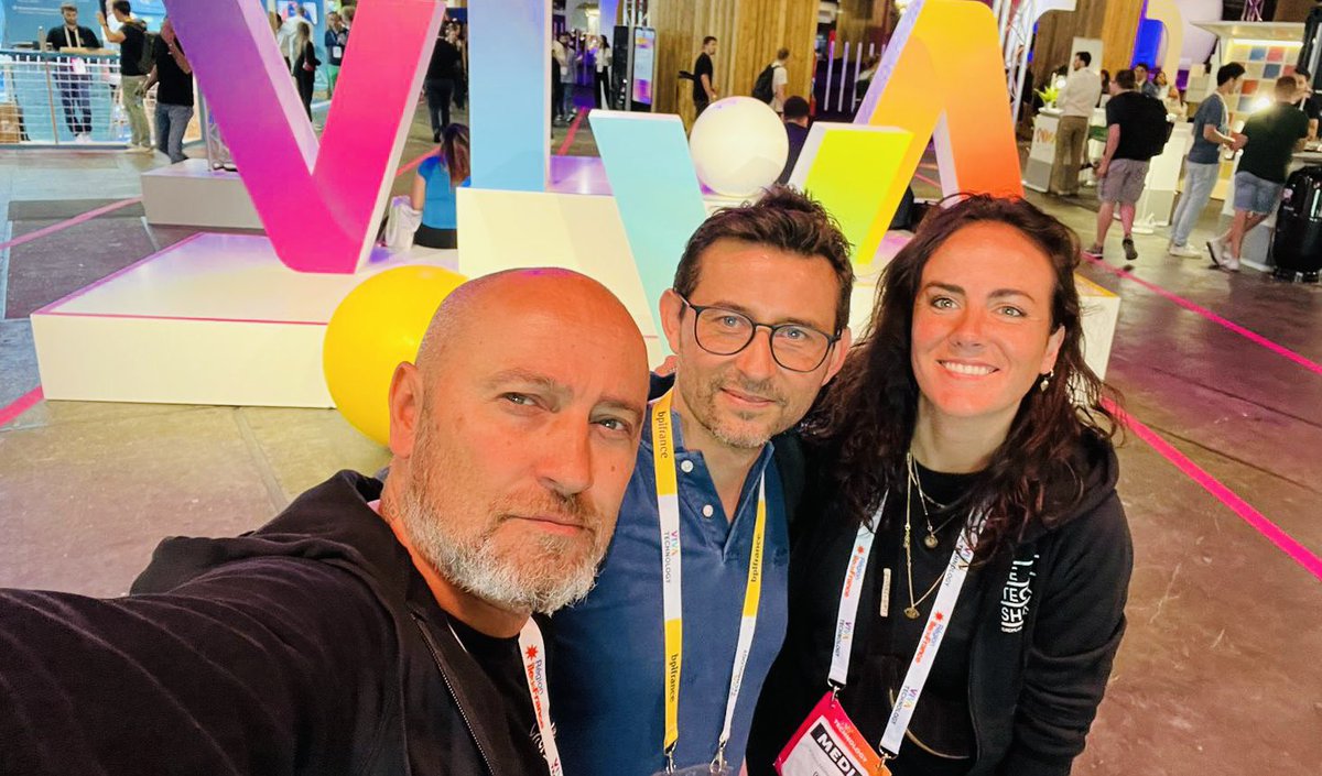 Ma team et moi quand on retrouve  <a href="/VivaTech/">Viva Technology</a> chaque année ❤️❤️❤️

Quelle joie de passer cette première journée si bien entouré (coucou <a href="/arnaud_twt/">Arnaud</a> ). 

A demain pour la suite !!! 
#vivatech #VivatechShow #WeareEDG
