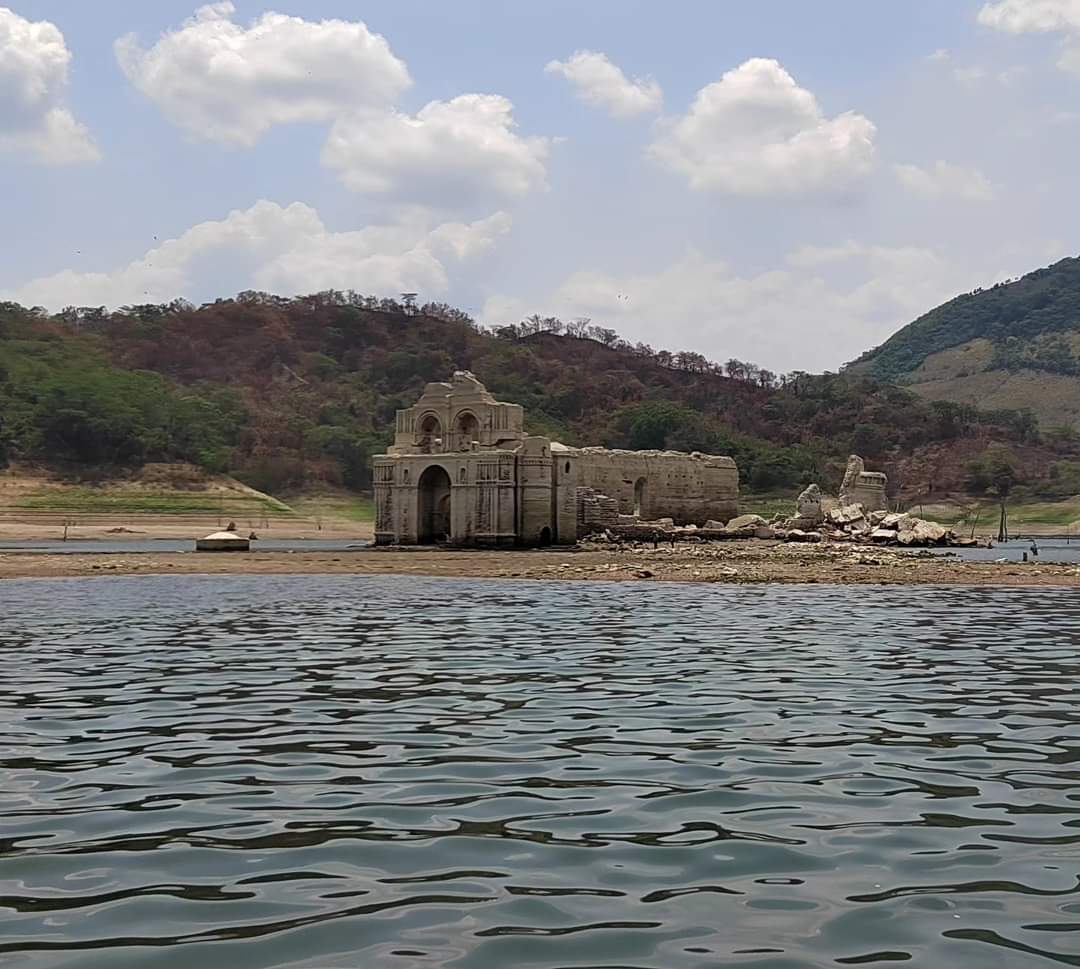 C13Michoacan's tweet photo. #Entérate ⛪️ #Quechula es una Iglesia del siglo XVI, sumergida en las aguas de la presa #Nezahualcoyotl; es común ver una parte de su estructura, este año debido a la escasez de lluvias se puede apreciar en su totalidad.
Se cree fue abandonada en 1776 por una serie de plagas. https://t.co/z1yEomRatN