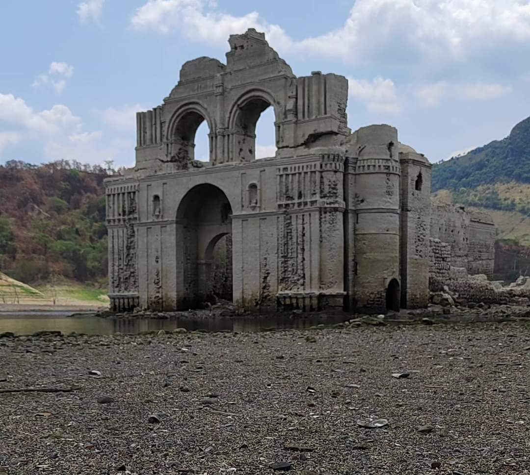 C13Michoacan's tweet photo. #Entérate ⛪️ #Quechula es una Iglesia del siglo XVI, sumergida en las aguas de la presa #Nezahualcoyotl; es común ver una parte de su estructura, este año debido a la escasez de lluvias se puede apreciar en su totalidad.
Se cree fue abandonada en 1776 por una serie de plagas. https://t.co/z1yEomRatN