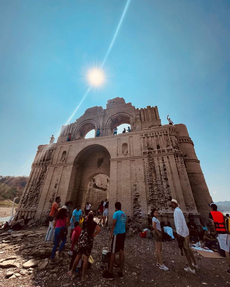 C13Michoacan's tweet photo. #Entérate ⛪️ #Quechula es una Iglesia del siglo XVI, sumergida en las aguas de la presa #Nezahualcoyotl; es común ver una parte de su estructura, este año debido a la escasez de lluvias se puede apreciar en su totalidad.
Se cree fue abandonada en 1776 por una serie de plagas. https://t.co/z1yEomRatN