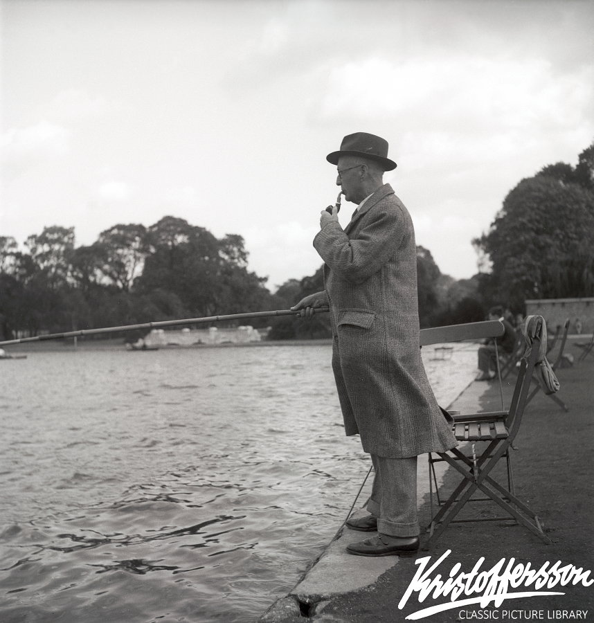 historyuntilnow's tweet photo. What a great FB-account to follow. The work of photographer Kristoffersson and the pictures he took in the autumn of 1945, just after World War II had ended.
The very intrestesting post-war era of Great Britain.

https://t.co/H7beX2w2lU

#postwar #England #UK #GreatBritain https://t.co/E8QLZSorpd