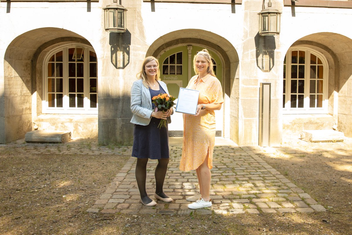 Congratulations to Valerie Andrees (on the right) for winning the "Young Investigator Award - Health Care Research 2023" presented by CHCR&amp;PH! 🎉👏 
She found that #psoriasis and its #comorbidities occur with strong regional #prevalence differences. 🗺️
👉 pubmed.ncbi.nlm.nih.gov/35316303/
