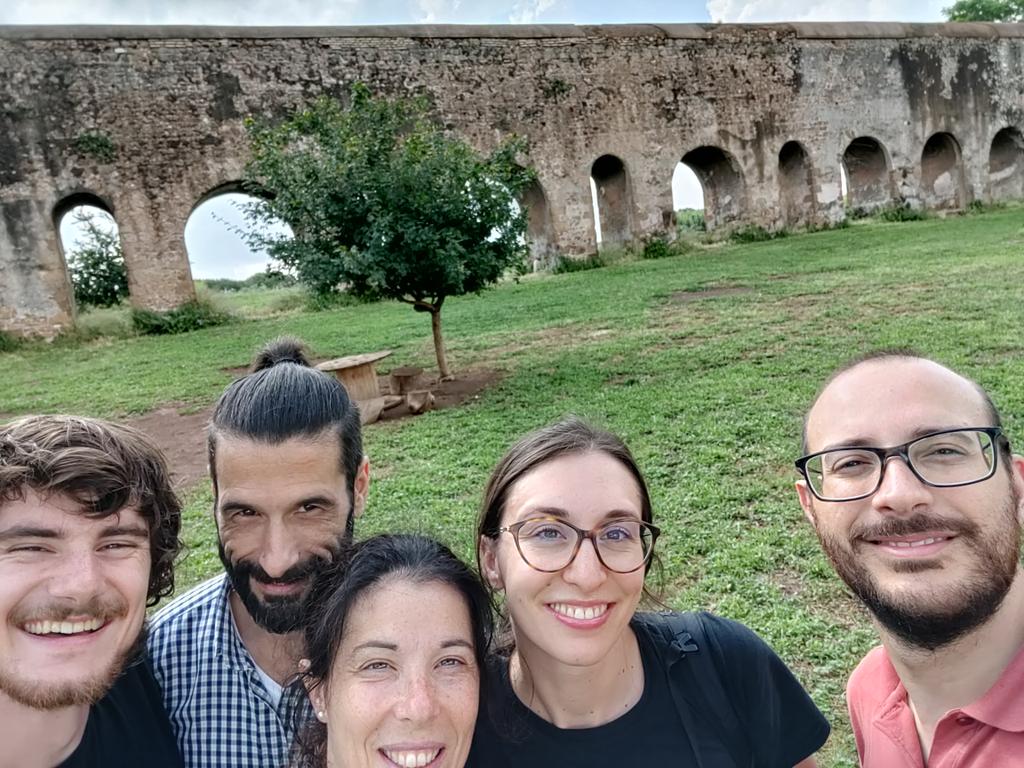 MatteoChialva's tweet image. Another @nbfc_italy urban soil sampling campaign in the amazing open-air museum of Rome just ended. Thanks folks, especially to Duilio Iamonico, our great local guide! @dbiosunito #Spoke5 #soil #microbiota #plants #Rome