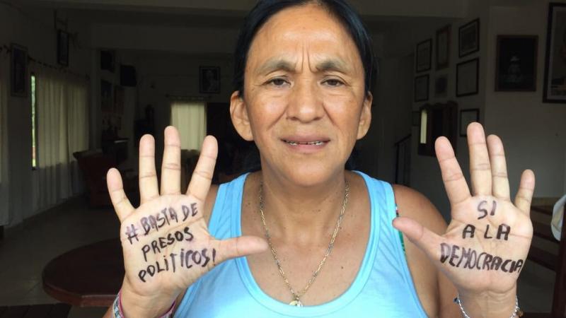 latablablog's tweet photo. #SinProtesta Gerardo Morales, gobernador de Jujuy (Argentina), acusador y principal responsable del controvertido presidio de la líder Tupac Amaru Milagro Sala aprobó un “decreto” (08JUN) que criminaliza la protesta con amenaza de multas y sanciones a quien ejerza ese derecho. https://t.co/cgJhSeRgvW