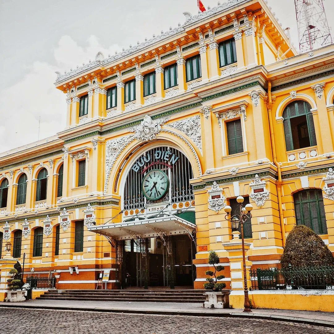 vietnamtravel20's tweet photo. Saigon Central Post Office is one of the most famous and iconic attractions in Ho Chi Minh City. With its unique structure and remnant of the city’s past, this is a perfect place for the people who want to enjoy the beautiful design..
#Saola_Tours #Tour_Travel #Traveling_Service https://t.co/aJTJXXLjwX