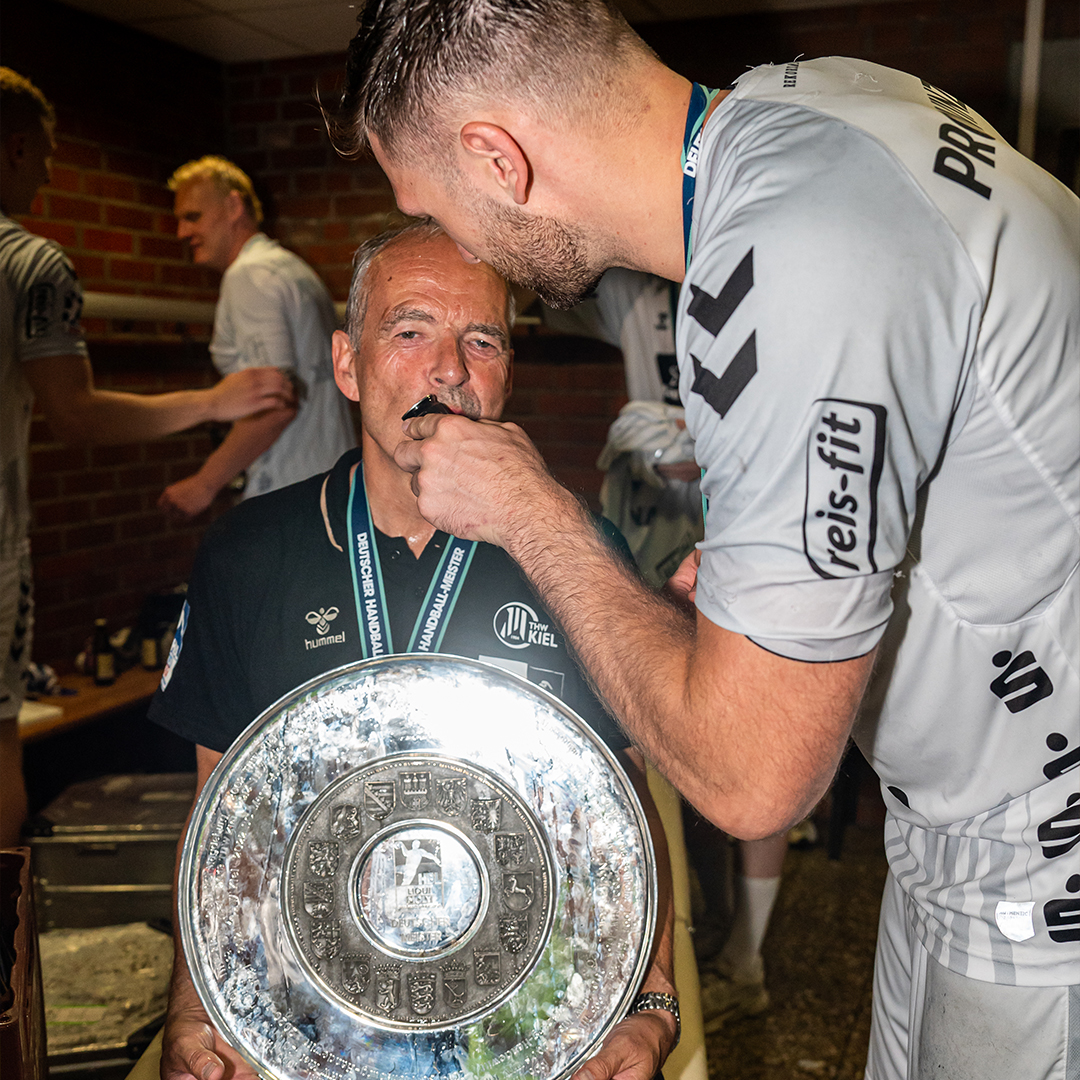 thw_handball's tweet photo. Rückblick Sonntag Teil 2: Kabinenparty 🎉
Unserem Mannschaftsarzt Dr. Detlev Brandecker wurde kurzerhand der charakteristische Schnurrbart rasiert - das hatte er schließlich bei einem Sieg in Göppingen versprochen 👀
#WirSindKiel #NurMitEuch #DM23 https://t.co/F6e0GCsvyL
