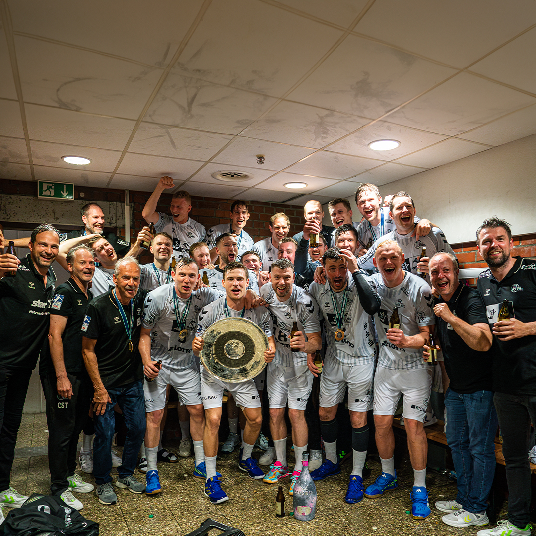 thw_handball's tweet photo. Rückblick Sonntag Teil 2: Kabinenparty 🎉
Unserem Mannschaftsarzt Dr. Detlev Brandecker wurde kurzerhand der charakteristische Schnurrbart rasiert - das hatte er schließlich bei einem Sieg in Göppingen versprochen 👀
#WirSindKiel #NurMitEuch #DM23 https://t.co/F6e0GCsvyL