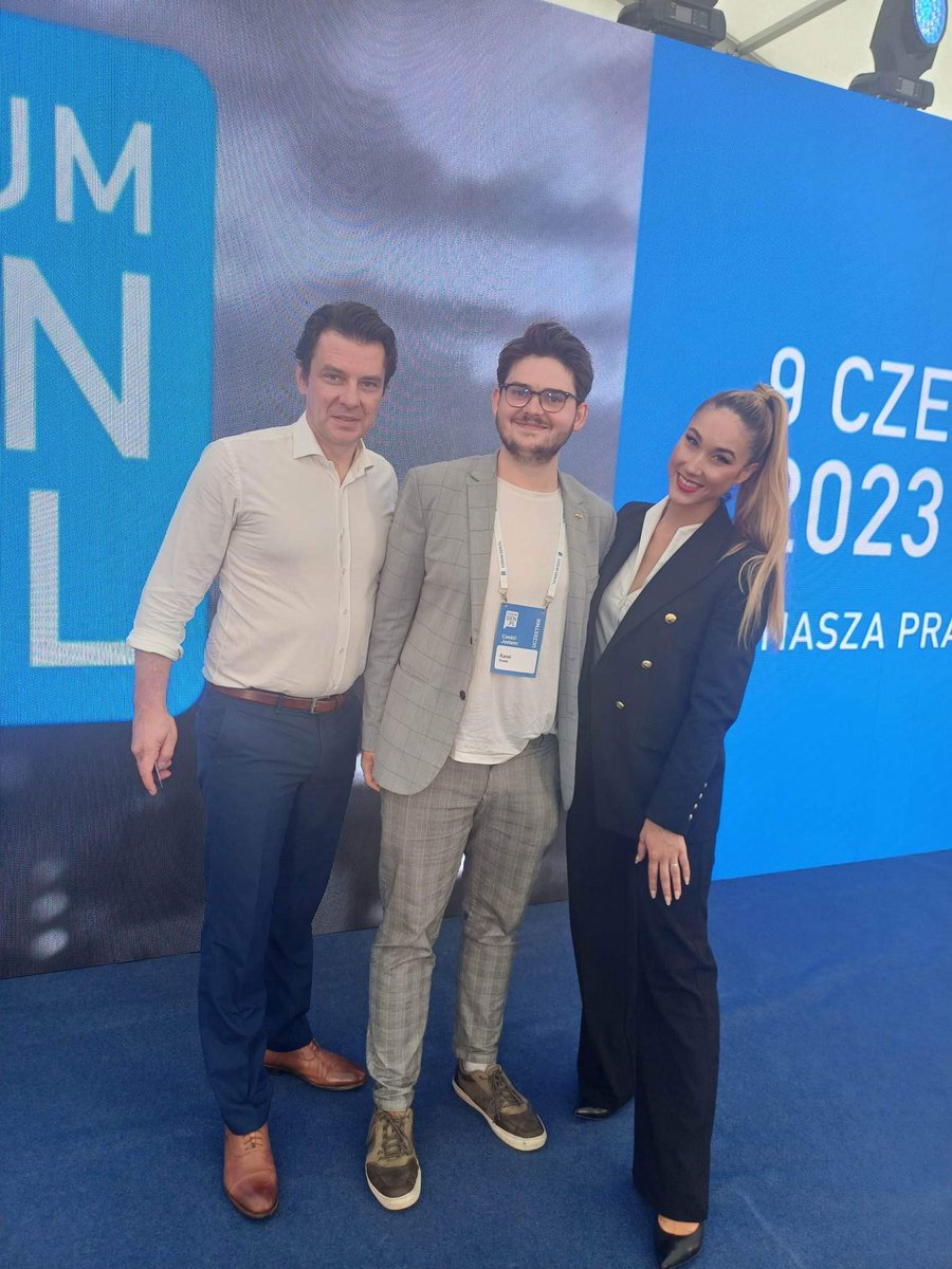 KarolBialek01's tweet photo. Podczas kilkudniowego pobytu w Polsce miałem okazje wziąć udział w niesamowitym wydarzeniu #ForumGen w Katowicach. 🇵🇱W szczególności podziękowania dla Szymona z @wojna_idei za wspólna dyskusje i rozmowę! 😎
Warto było tam być ! https://t.co/NtfhpvrAsA