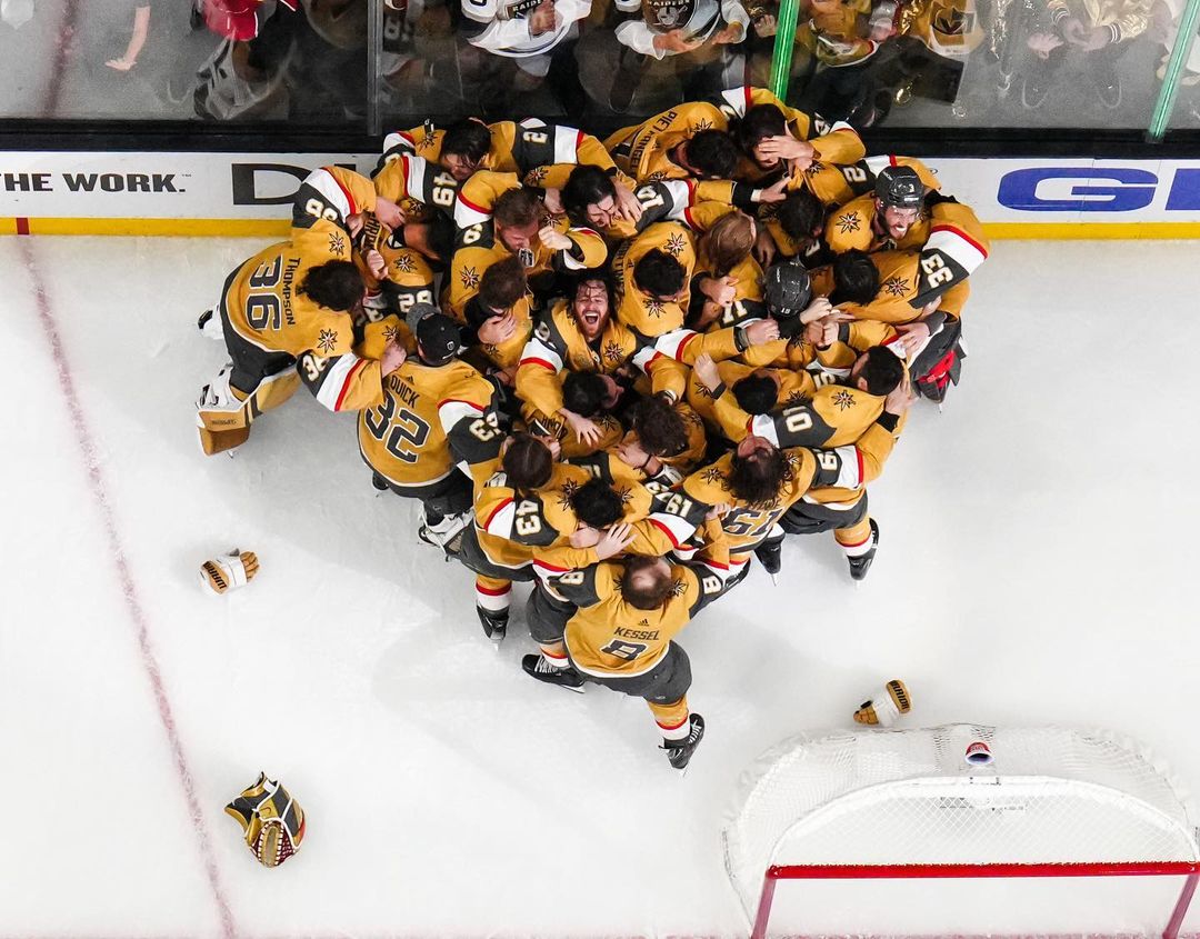 If this photo by <a href="/powersimagery/">Al Powers</a> doesn't go down as one of the best sports photos in recent memory, what are we even doing

❤️ "For the love of the game"

#VegasBorn #UKnightTheRealm <a href="/GoldenKnights/">Vegas Golden Knights</a>