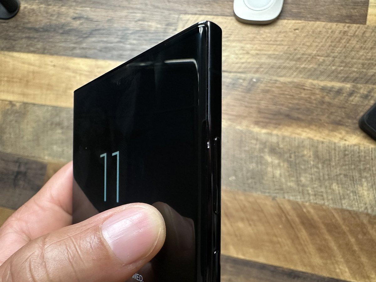 TechnicallyTee's tweet photo. 🚨 FOR SALE 🚨

Samsung Galaxy S23 Ultra 
Black/512GB/Unlocked

There is a small nick on the side that literally just happened like two days ago that’s pictured. The rest of the device is in MINT condition.  

Comes with:

Caudabe Sheath
Pitaka MagEZ 3
UAG Monarch Pro 
OEM Box (no sim tool) 
Of course going to throw in tons of extra accessories

$800 Shipped 

US Only!