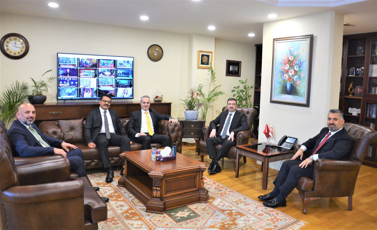 Ekonomimizin kritik ve önemli kurumu SPK'nın kıymetli Başkanı Sn. İbrahim Ömer Gönül ile Başkan Vekili Sn. <a href="/enverusca/">Av. Dr. Enver USCA</a> ve Kurul Üyesi Sn. Bülent Murat Haholu'yu RTÜK'te misafir ettik. Samimi ve sıcak sohbetleri için kendilerine çok teşekkür ediyorum.
<a href="/mhaciarifoglu/">Mete Hacıarifoğlu</a>