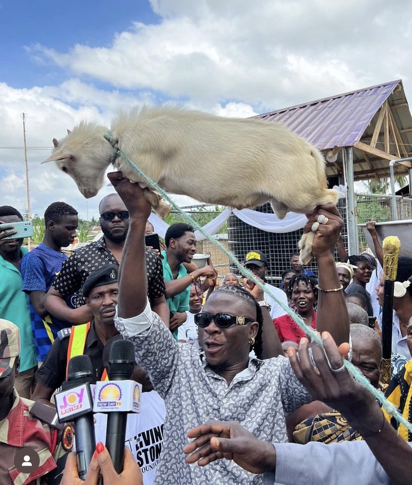 MrJibriel's tweet image. PHOTOS: Founder of The Livingstone Foundation @stonebwoy commission 4 boreholes in the Borkor Awuku Kope Shama District , Takoradi 👏🏼❤️

Cc: @tlf_ghana @drlouisa_s