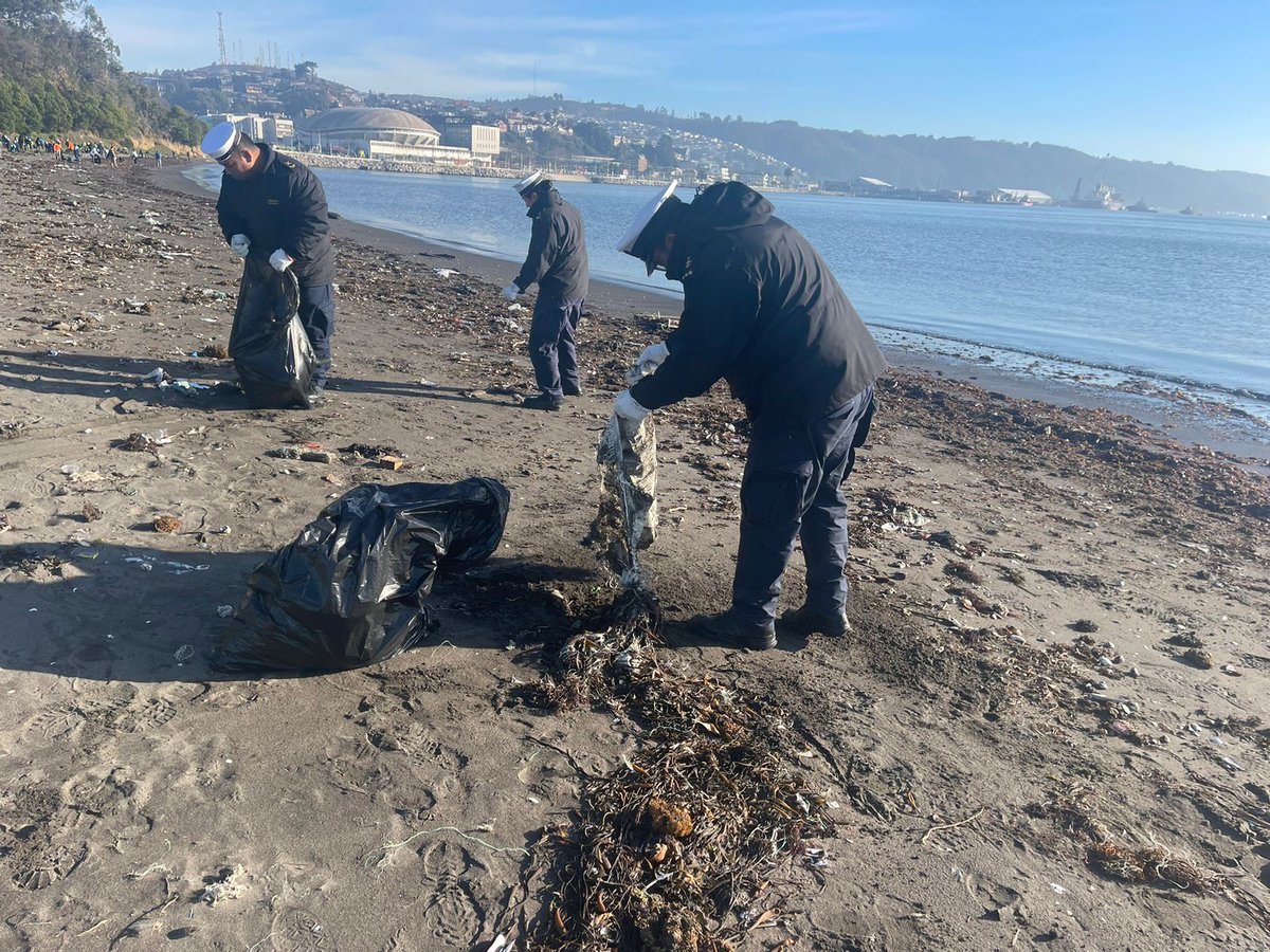 La Capitanía de Puerto de #Talcahuano, en conjunto con la <a href="/Comlog_Chile/">Comlog</a> y establecimientos educacionales, impulsaron una limpieza de playas en el sector El Morro de Talcahuano, en conmemoración al #DíaMundialDeLosOcéanos.

#AutoridadMarítima
<a href="/Armada_Chile/">Armada de Chile</a> <a href="/LimpiezaPlayas/">Limpieza de Playas</a>