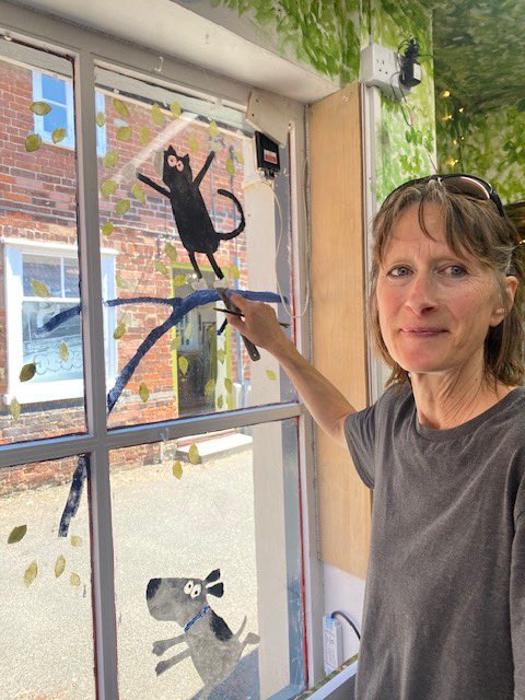 bouncemarketing's tweet photo. Alex Ayliffe has been in @woodbridgebks and painted a beautiful window for Grizzly Ben. @AlanDapre @littledoorbooks #choosebookshops #bookshopwindows β€οΈππ https://t.co/YSId6zh3Ha