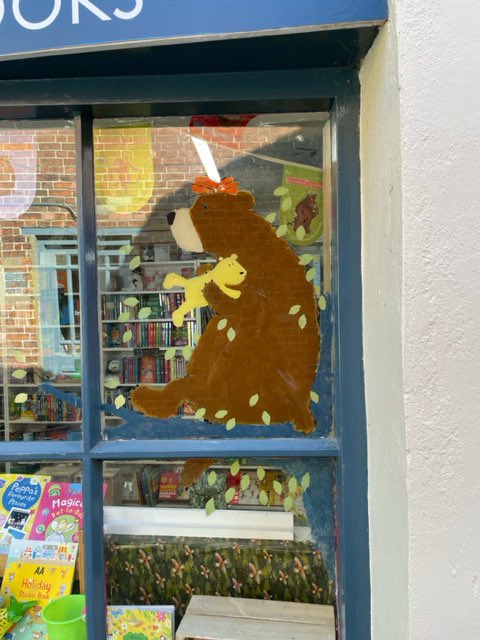 bouncemarketing's tweet photo. Alex Ayliffe has been in @woodbridgebks and painted a beautiful window for Grizzly Ben. @AlanDapre @littledoorbooks #choosebookshops #bookshopwindows β€οΈππ https://t.co/YSId6zh3Ha