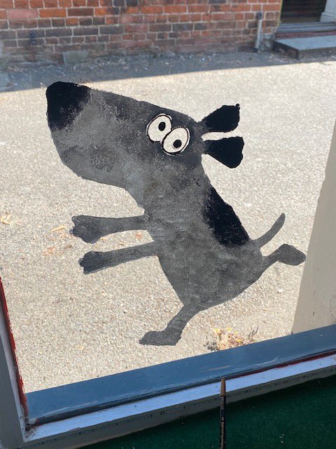 bouncemarketing's tweet photo. Alex Ayliffe has been in @woodbridgebks and painted a beautiful window for Grizzly Ben. @AlanDapre @littledoorbooks #choosebookshops #bookshopwindows β€οΈππ https://t.co/YSId6zh3Ha