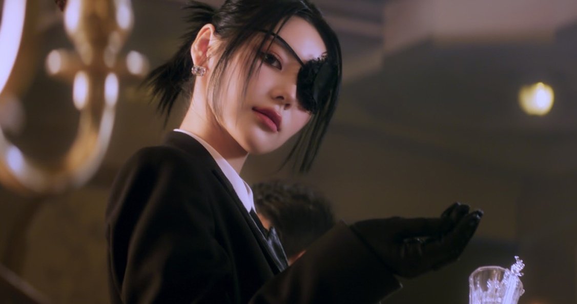 Everybody talking about the eyepatch, but that black glove????? She is commiting crimes