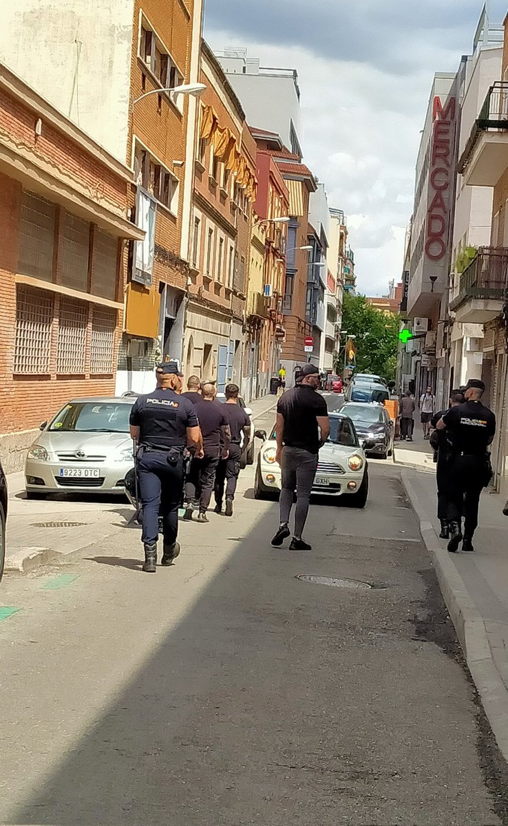 Ayer estos nazis decían por Instagram que "toca guerra de la buena".

Hoy se han tenido que ir por patitas escoltados por la policía porque medio barrio se les ha echado encima.

Literalmente la única barrera contra el fascismo es la organización de clase.