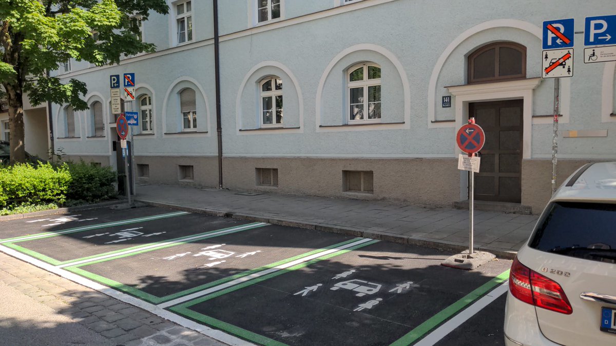 Wie gefällt uns die neueste Markierungsvariation für CarSharing-Parkplätze/Mobilitätsstationen? Ich finde ja diese grüne Zusatzlinie zur Verdeutlich gar nicht schlecht. 

Vllt noch rote Linien für Ladezonen und blaue Linien für Kurzzeit-Parkplätze?