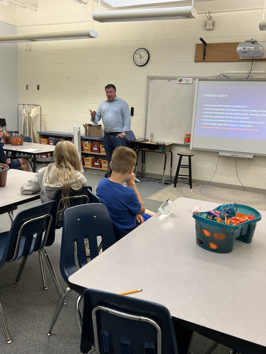 GlebeVolunteers's tweet image. Today is Career day for our 5th graders!!!  Thank you to our wonderful parent volunteers that came in to share information about their careers 😊
#APSVolunteersareback #APSGetInvolved