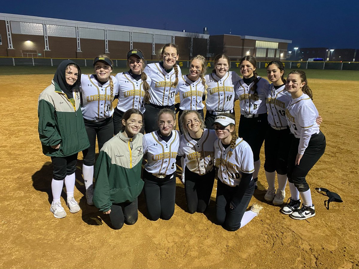 mdunbarsoftball's tweet photo. This past high school season was amazing! So lucky to have such great teammates! Can’t wait to see what we do next season! Here are some highlights!! @GBNsoftball @OPWindmills06 @CoachLaura_WMs @JordanLMcNary @jgabe8 @AshleyParello8 @MYerdonGrange @coacherica9 @melissafinley23 https://t.co/wMZPtUXxnr