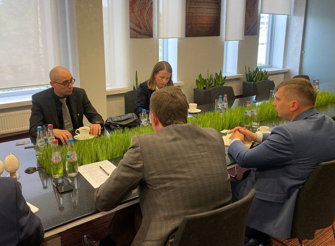 La seguridad alimentaria es prioridad del @GobiernoMX. Por eso platiqué con Aleksei Skraga, director de la Compañía bielorrusa de Potasio. Los fertilizantes son clave para el campo. Y el campo es primero. 🇲🇽🤝🇧🇾