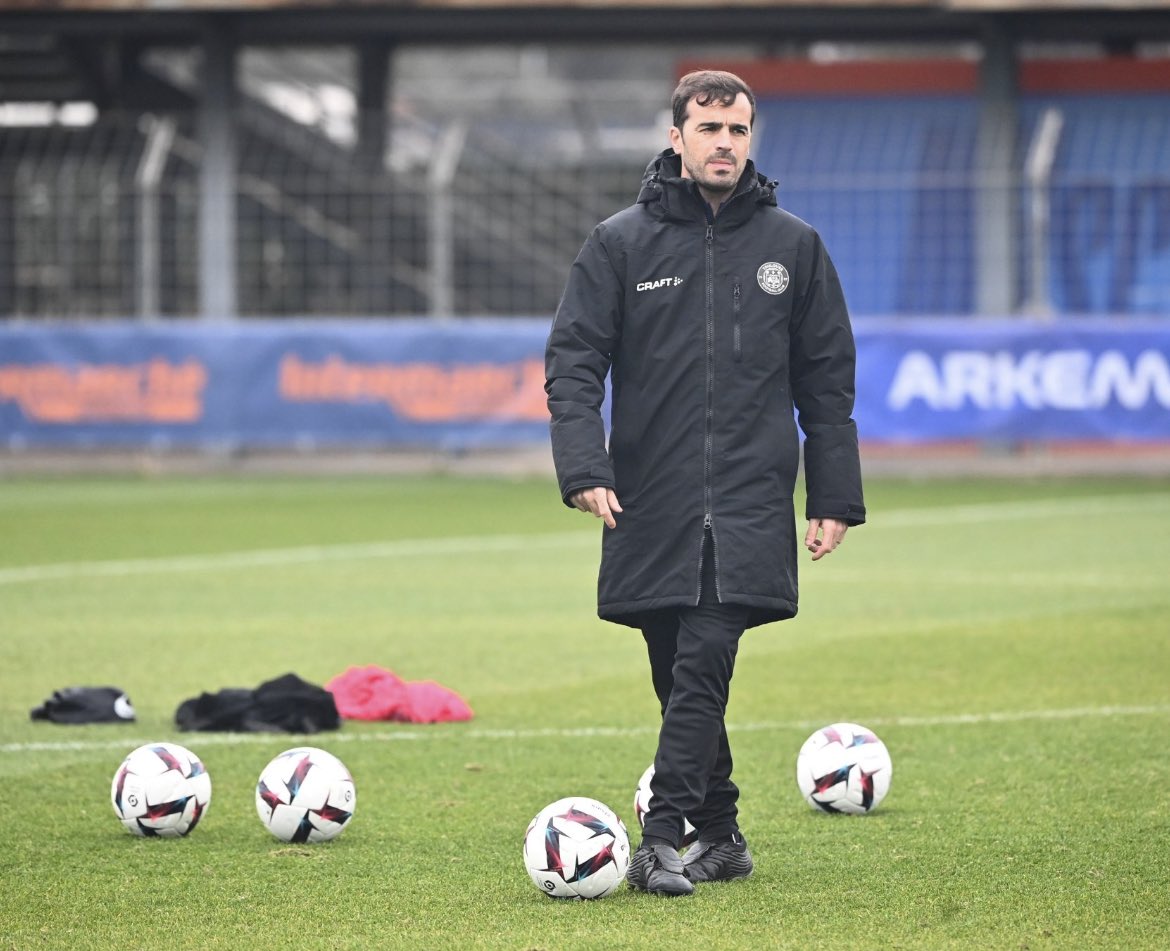 Les médias foot en Février 2024:

« Mais qui est Carles Martinez Novell? Entraîneur Espagnol encore inconnu du grand public il y a un an. Il vient de qualifier le <a href="/ToulouseFC/">Toulouse FC</a> en huitièmes de finale d’<a href="/EuropaLeague/">UEFA Europa League</a> en éliminant plusieurs gros calibres européens. Ahurissant. »