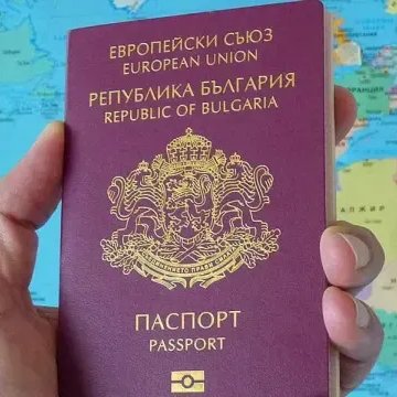 Öyle bir dönem yaşıyoruz ki Misak-ı Milli'nin dışında kalan kim varsa dışarıda kaldığına şükredercesine pasaportunu öpüp başına koyar oldu. Daha dün Türkiye Cumhuriyeti topraklarını öperek sınırdan giren soydaşlarımız, kabul edin ya da etmeyin bugün en şanslılarımız. Türk