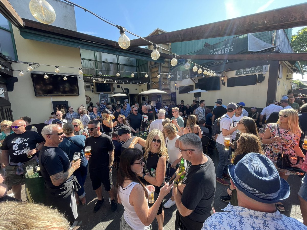 ScorpioRising_'s tweet photo. Pre DM beers in the sunshine… #Gibneys #Malahide #scorchio ☀️ 🍻 https://t.co/WlDRvNt8g5