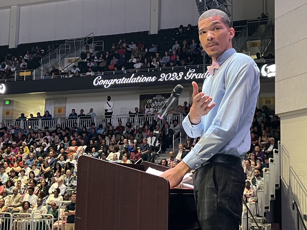 LearnerDSLI's tweet image. “Follow your dreams and your passion, and let that passion drive you to your destiny.” Amazing words from @ChefStretch_ to the Blake High School Class of 2023! @Blake_Principal @MsSneadTweets @MCPS #MCPSGrad