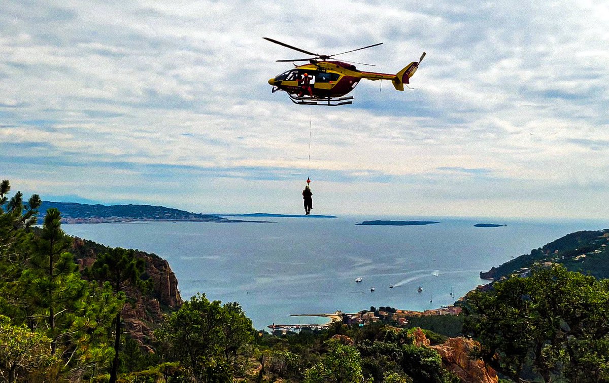 sdis_06's tweet photo. #Complementarite 🚒
👉 Les sapeurs #pompiers des #AlpesMaritimes ont réalisé une manœuvre DISH (détachement d'intervention spécialisé héliporté) 🚁 en zone inaccessible. Celle-ci a mobilisé le groupe montagne sapeurs #pompiers 👨🚒 ainsi que #Dragon06🚁
__
#NousSommesPompiers06 https://t.co/BfojbgLbi7