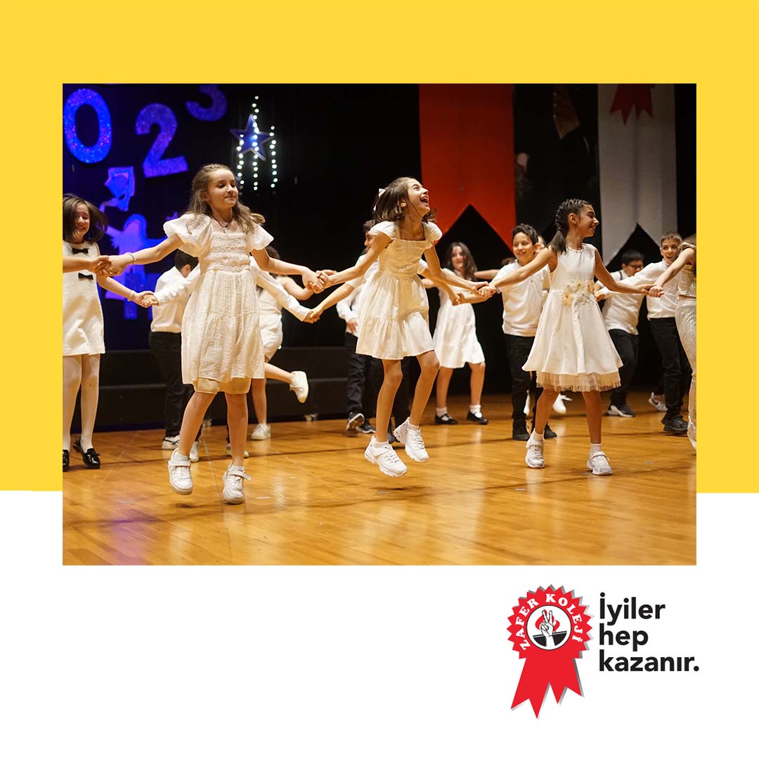 Aydınlık bir geleceğin temeli, sizsiniz! 

İlkokul öğrencilerimiz, geçen dört yılın ardından sanatın ve bilimin ışığında sahip oldukları vizyonu, Atatürk ilke ve inkılaplarının izinde aldıkları eğitim ile tamamladılar.