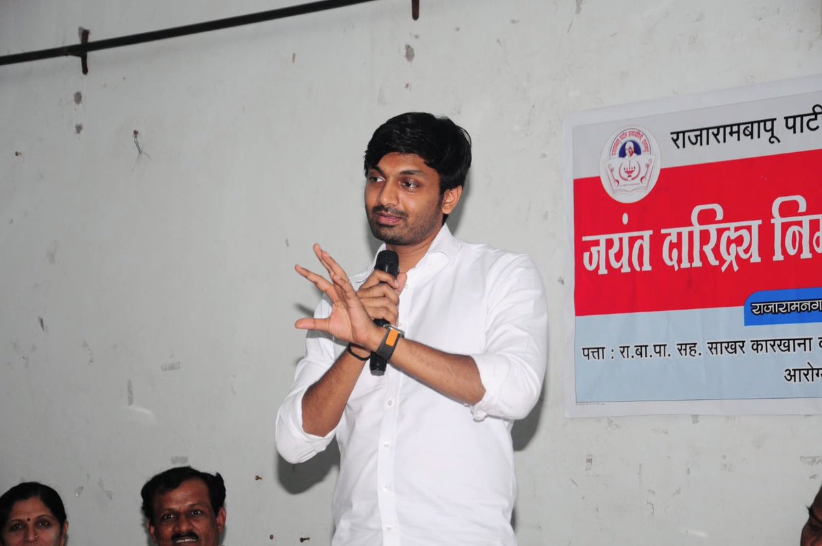 Prateek_J_Patil's tweet photo. जयंत दारिद्र्य निर्मूलन अभियान आणि प्रथम फाऊंडेशन यांच्या संयुक्त विद्यमाने आयोजित केलेल्या ऑटो सर्व्हिस टेक्निशियन, इलेक्ट्रिकल कोर्स, त्याचबरोबर संवाद कौशल्य, व्यक्तिमत्व विकास, मुलाखतीची तयारी, व्यवसाय मार्गदर्शन असे ४५ दिवसाचे प्रशिक्षण शिबिर मॉडर्न हायस्कुल साखराळे येथे झाले होते. यात ३५ सहभागी विद्यार्थ्यांना प्रमाणपत्र वाटप कार्यक्रम आज राजारामबापू ज्ञान प्रबोधिनी इस्लामपूर येथे संपन्न झाला. 

यामधील काही प्रशिक्षणार्थीनी स्वतःचा व्यवसाय चालू केला आहे. काहींना नोकरी लागली आहे. या बॅचमध्ये असलेल्या माझ्या भगिनीने मुलांच्या सोबतीने, पारंपरिक दृष्टिकोनास छेद देत हे कठीण प्रशिक्षण घेतले, तिचे मनापासून अभिनंदन करतो. 

जयंत दारिद्र्य निर्मूलन अभियानाच्या माध्यमातून दारिद्र्य रेषेखालील कुटुंबासाठी शिक्षण, आरोग्य, स्वयंरोजगार, शासनाच्या विविध पेन्शन योजना इत्यादी क्षेत्रात काम केले जाते. याद्वारे समाज उन्नतीसाठी आम्ही प्रयत्न करत आहोत.